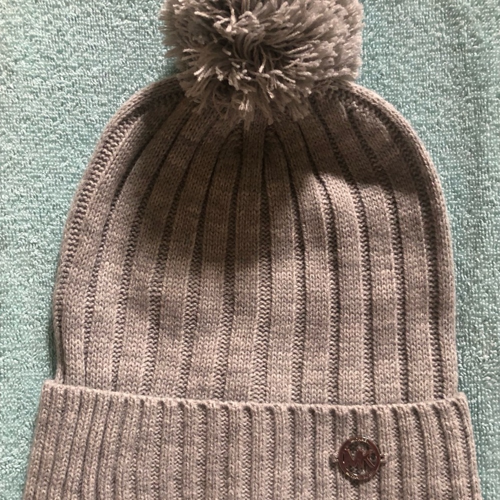 NWT Michael Kors Grey Ribbed Pom-Pom Beanie
